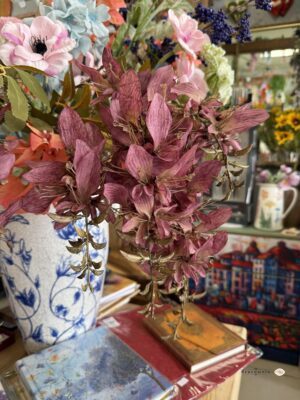 Gałązka purpurowej wisterii