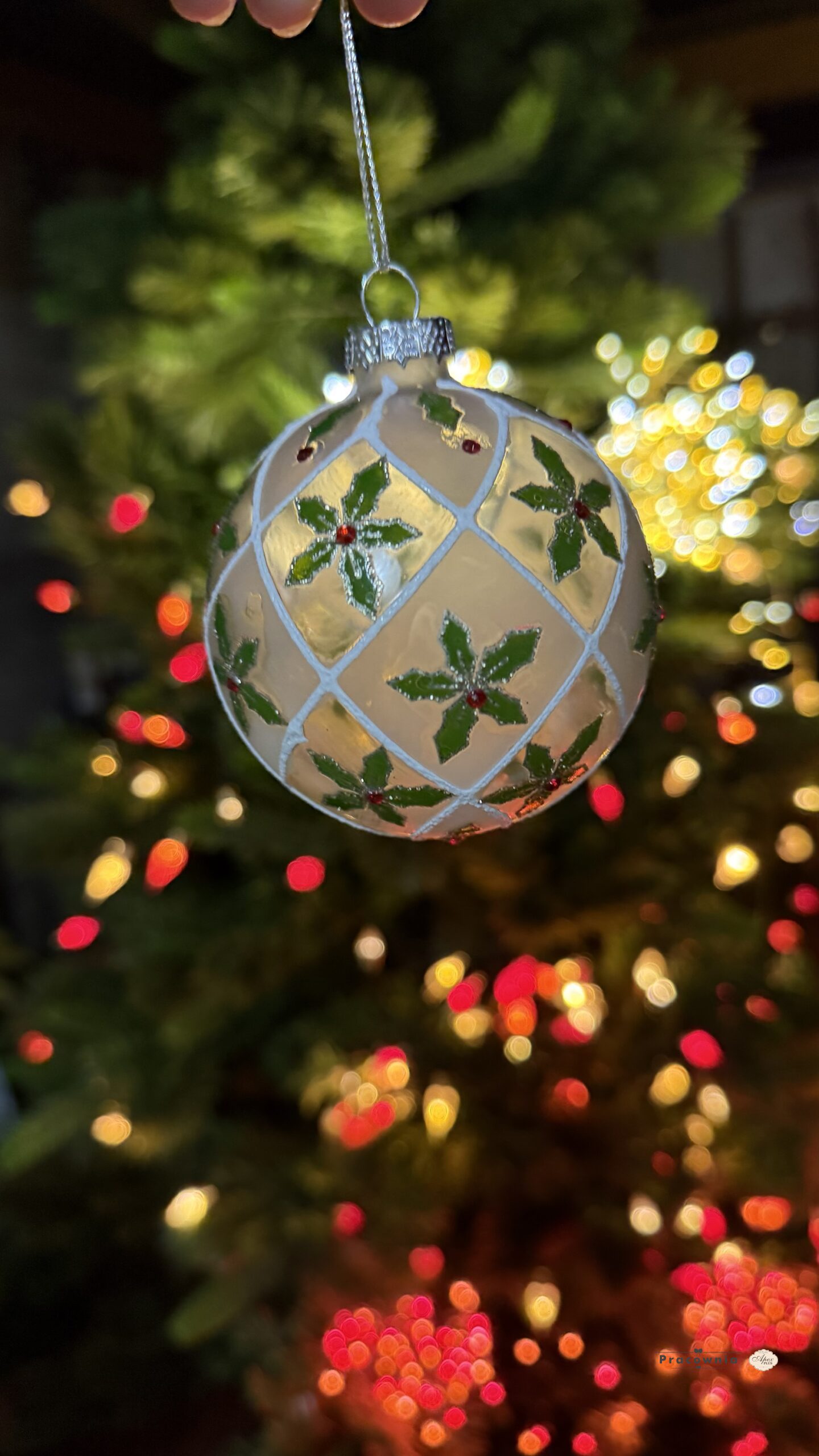 Szklana bombka choinkowa z wzorem kwiatowym, diamenty, kula