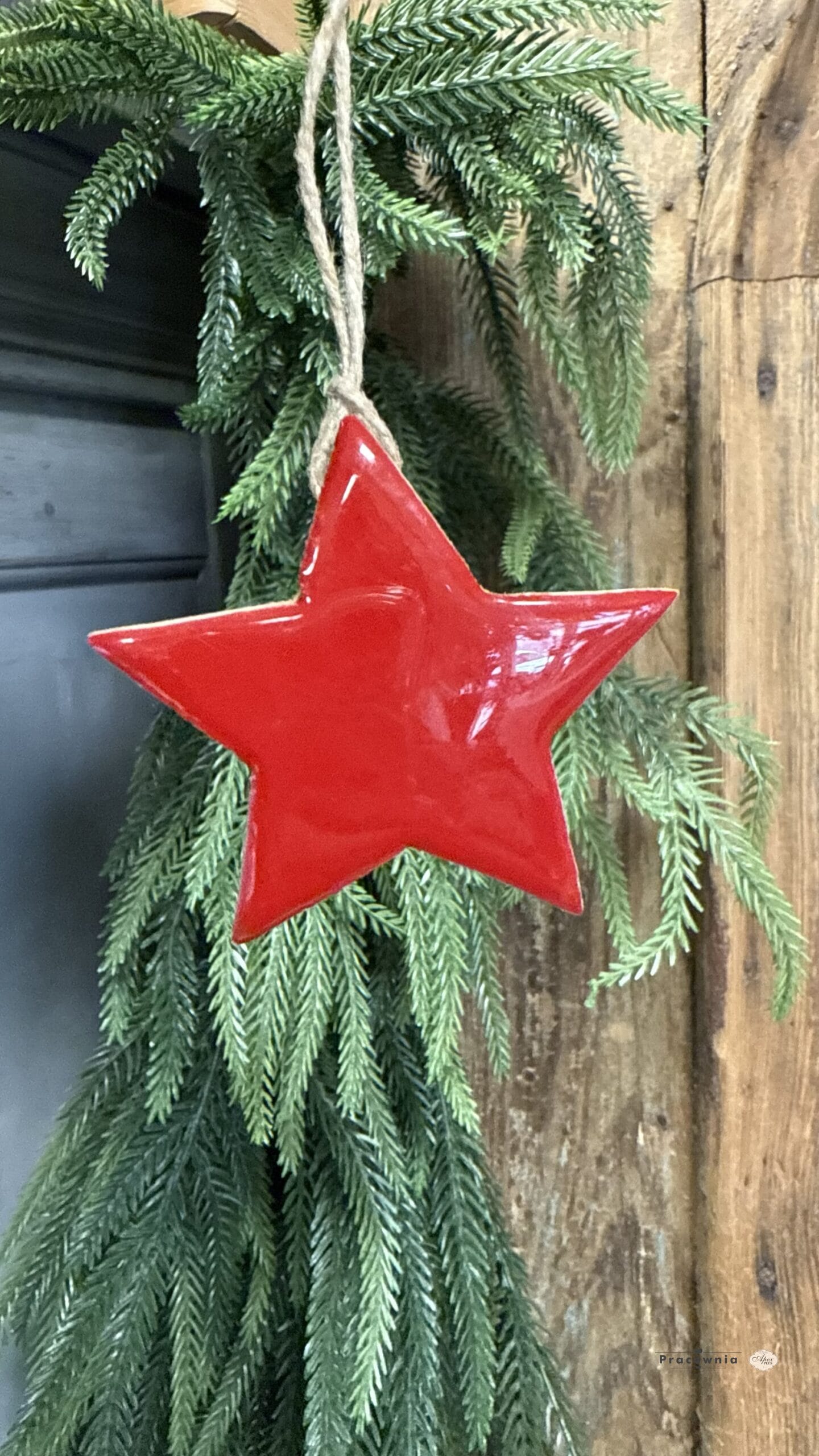 Gwiazdka wisząca drewniana, lakierowana, Czerwona