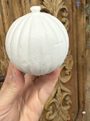 Bombka styropianowa podłużna w pasy pionowe 8.5 cm