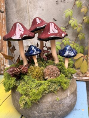 Artystyczna Kompozycja w Ceramicznej Wazie