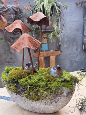 Artystyczna Kompozycja w Ceramicznej Wazie