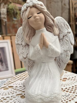 Anioł komunijny klęcząca dziewczynka