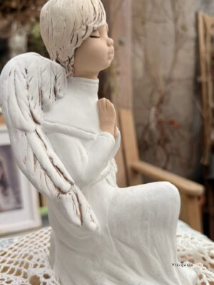 Anioł komunijny klęczący chłopiec