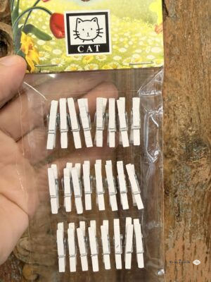 Drewniane mini klamerki dekoracyjne białe 2,5 cm – 24 sztuki