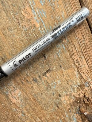 Marker permanentny srebrny Pilot Super Color EF – cienka końcówka Extra Fine