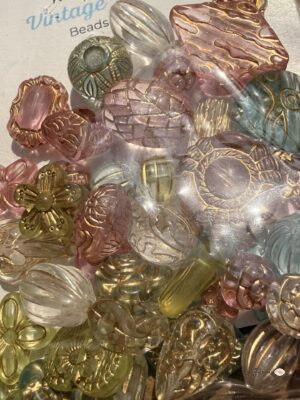 Koraliki akrylowe Vintage Jewels pastelowe ze złotymi zdobieniami – mix kształtów 40 g do biżuterii i dekoracji