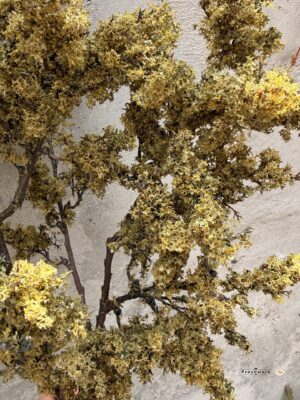 Sztuczna gałąź dekoracyjna z mchem oliwkowo-brązowa – gałąź do wazonu. Spirea japonica.
