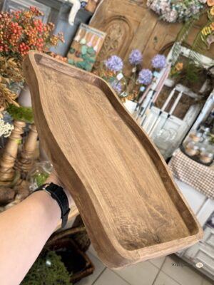 Taca podłużna Wood Old-Taca dekoracyjna z drewna mango brązowa 45 × 28 cm. Podłużna taca dekoracyjna z drewna mango o wymiarach 45 × 28 × 3 cm pomaga połączyć domowe dodatki w jedną kompozycję. Ciepły brąz, widoczny rysunek drewna i zaokrąglone narożniki pasują do aranżacji rustykalnych, boho oraz japandi. Niski rant otacza miejsce na lampion LED, niewielki wazon i sezonowe ozdoby.