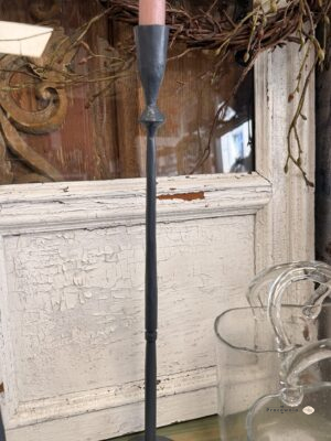 Świecznik smukły Grigio-Świecznik metalowy wysoki grafitowy 47 cm na smukłej nóżce. Wysoki świecznik metalowy w grafitowym odcieniu wyróżnia się smukłą nóżką, profilowanym kielichem i okrągłą podstawą. Ma 47 cm wysokości, dzięki czemu stanowi wyrazisty akcent na komodzie, konsoli lub większym stole. Ciemne wykończenie z delikatną fakturą dobrze komponuje się z jasną ceramiką, szkłem i naturalnym drewnem.