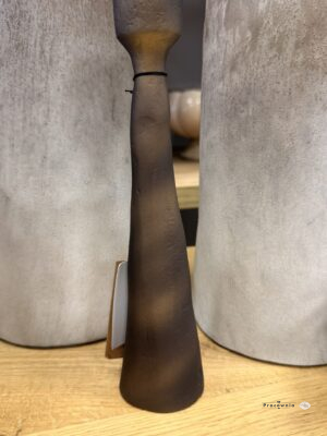 Świecznik Modern-Świecznik aluminiowy smukły w kolorze miedzi 38 cm. Smukły świecznik aluminiowy o wysokości 38 cm wyróżnia się miedzianym odcieniem i subtelnie nierówną powierzchnią. Zwężająca się ku górze forma tworzy wyrazisty akcent na komodzie, konsoli lub stole i pozwala urozmaicić kompozycję z niższymi dekoracjami.